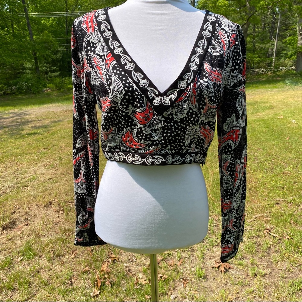 MINKPINK TOP CROP CROPPED BLACK WHITE RED FLORAL V-NECK LONG SLEEVE SIZE M
